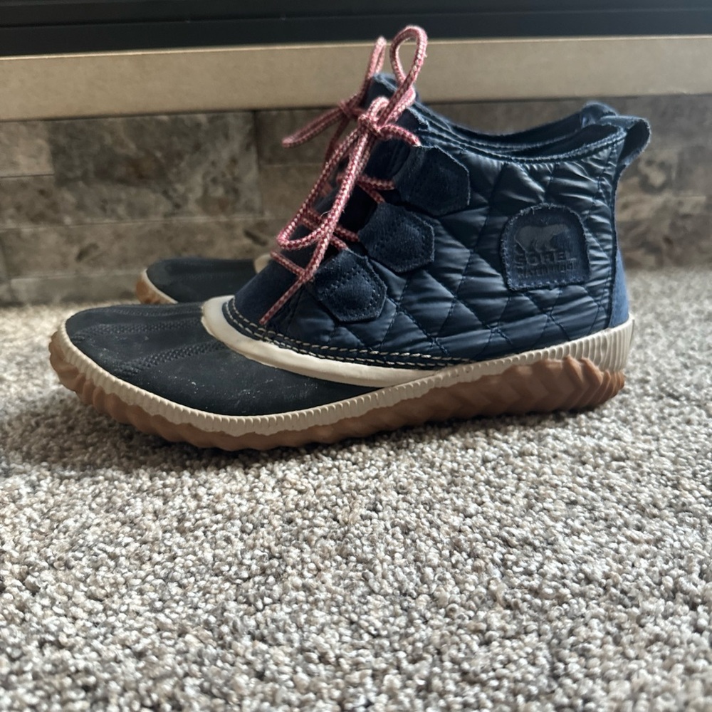 Sorel Women’s 8.5 Ankle Winter Snow Boots Red Cream Laces Navy Quilted Upper EUC